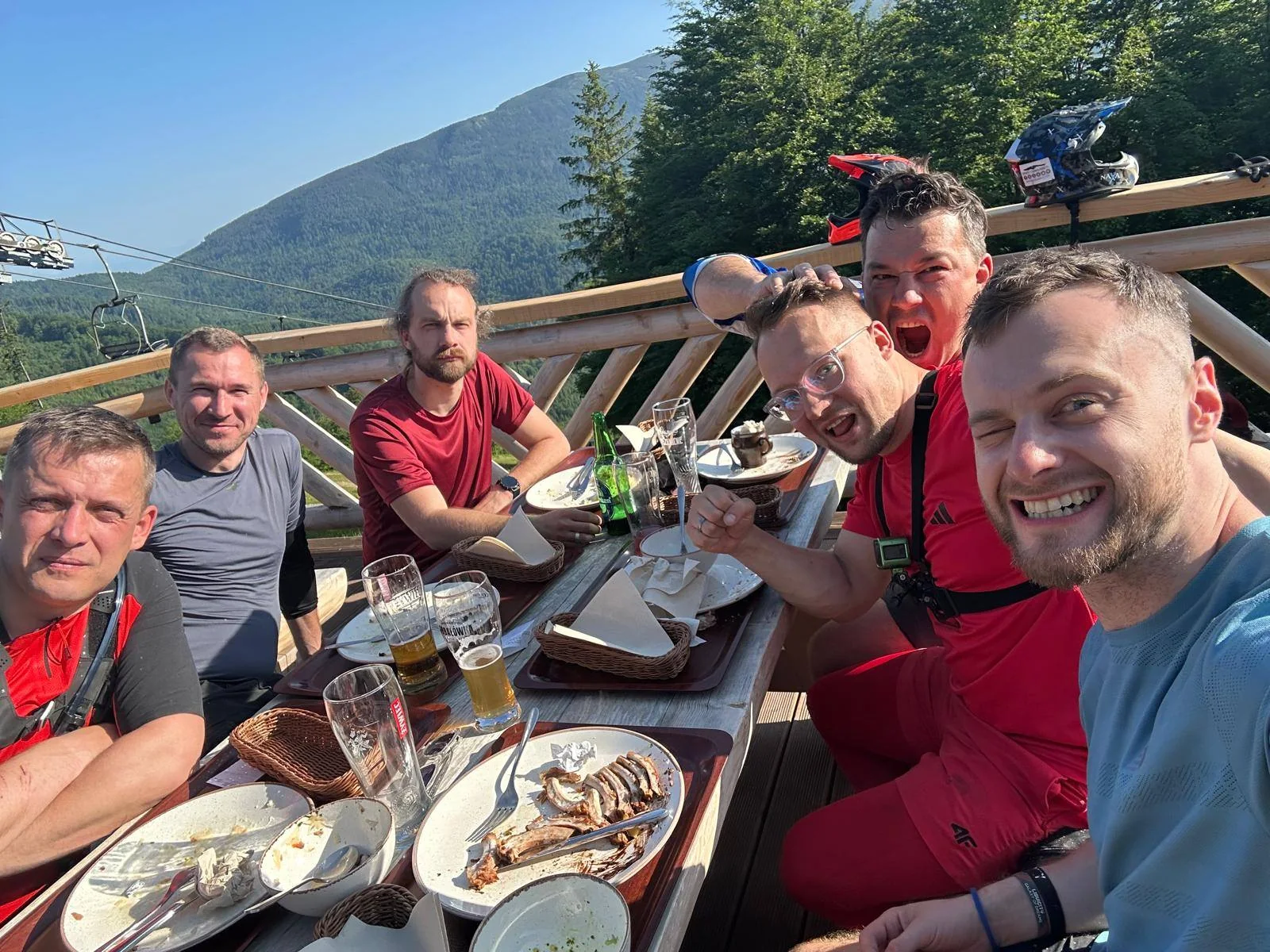 Wspólny posiłek podczas wyjazdu MTB