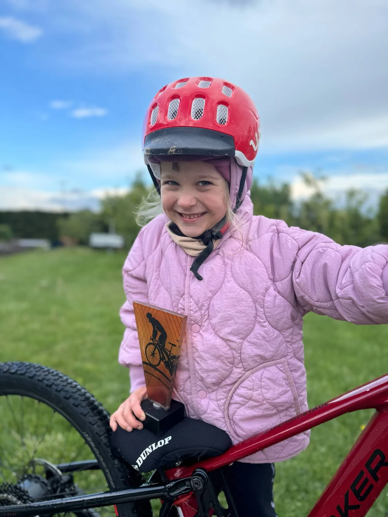 Młoda uczestniczka rajdu rowerowego