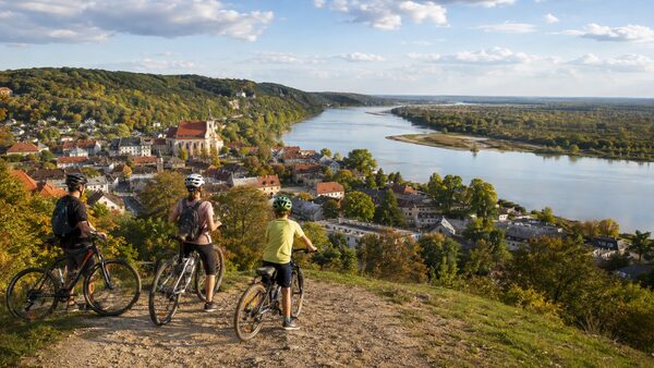 Rowerzyści oglądający panoramę Kazimierza Dolnego i Wisły