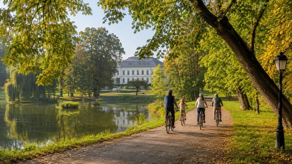 Rodzinny przejazd rowerowy przez park w Nałęczowie
