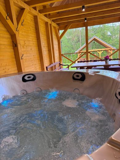 Jacuzzi przy zadaszonej strefie wypoczynku